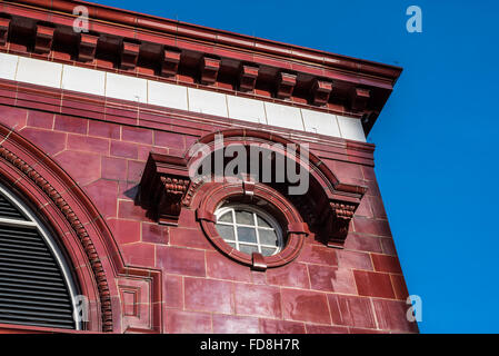 Détail ornemental de tuile rouge et fenêtre d'une station de métro de tuile rouge victorien à Kensington, Londres. Banque D'Images