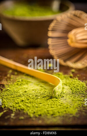 La poudre de thé vert matcha avec cuillère Banque D'Images