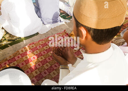 1 adultes musulmans homme assis Namaz culte Banque D'Images