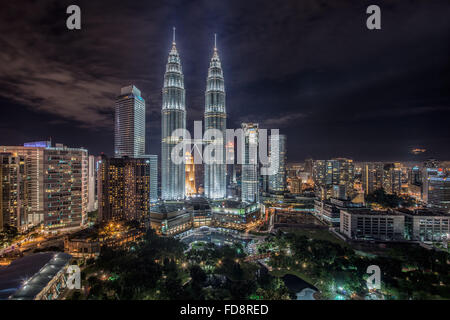 Vue sur la ville nocturne de Kuala Lumpur avec Petronas Twin Towers Banque D'Images