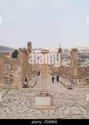 À la recherche d'le Cardo du centre de Jerash Forum Banque D'Images