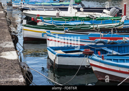 Plusieurs petits bateaux colorés sont ancrés dans le port de Catane, SIcily-Italy sur la côte de la mer Méditerranée. Banque D'Images