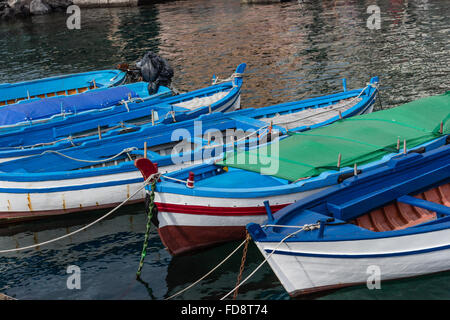 Plusieurs petits bateaux colorés sont ancrés dans le port de Catane, SIcily-Italy sur la côte de la mer Méditerranée. Banque D'Images