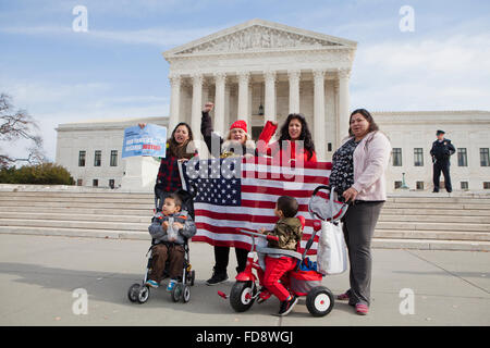 Washington DC, USA. Mardi, Décembre 12th, 2015. La réforme de l'immigration hispanique devant les militants de la Cour suprême américaine Banque D'Images