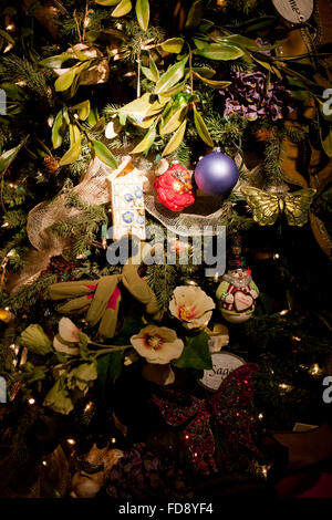 Close up of Christmas Ornaments on tree - USA Banque D'Images