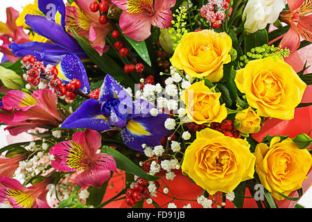 Magnifique bouquet de roses délicates, iris, l'alstroemeria, Jonathan Cerrada-mon paradis et d'autres fleurs. Libre. Banque D'Images