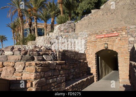 Tunnel d'entrée du parking sous le Furnace Creek Inn Death Valley en Californie. menant à l'ascenseur et hall de l'hôtel. Banque D'Images