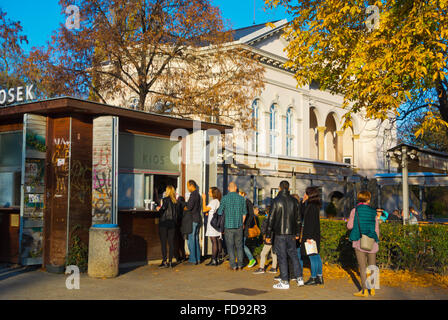 Les gens font la queue pour la bière, Letenske sady, Parc Letna, Prague, République Tchèque Banque D'Images