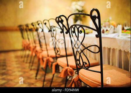 Réglage des chaises de mariage banquet sur réception en soirée vous attend Banque D'Images