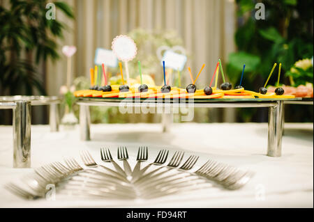 Table de mariage banquet avec fourchette et fruits Banque D'Images