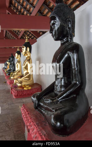 Statue de Bouddha noir assis dans le couloir un monastère bouddhiste Banque D'Images