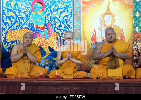 Rituel de moines bouddhistes dans le monastère - Wat Khru Nok Banque D'Images