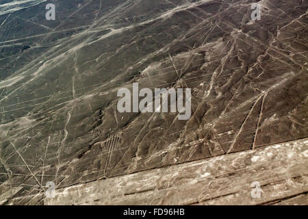 Triangulos et des trapèzes. Désert de Nazca. Banque D'Images