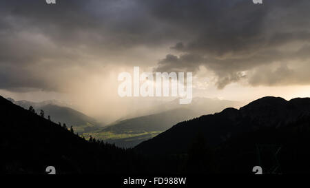 Orage sur la vallée de Sellrain dans les Alpes autrichiennes, éclairé par le coucher de soleil vu depuis le refuge de montagne Solsteinhaus Banque D'Images