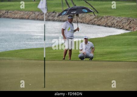 Singapour, Singapour. 29 janvier, 2016. Jordan Spieth (R) de la United States fait concurrence au cours de l'Open de Singapour SMBC tenu au Club de Golf de Sentosa, Singapour cours Serapong, le 29 janvier 2016. Credit : Puis Chih Wey/Xinhua/Alamy Live News Banque D'Images