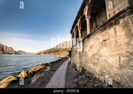 Panorama du lac de Garde (Italie) près de la ville de Malcesine a appelé la "perle du lac". Banque D'Images