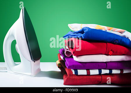 Planche à repasser les vêtements Personne n Banque D'Images