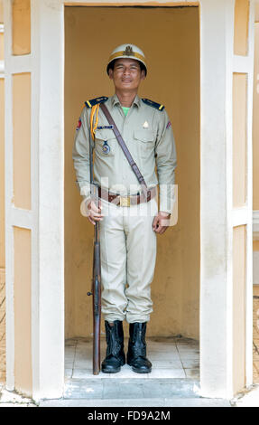 Soldat cambodgien est de garde attention au Palais Royal Banque D'Images