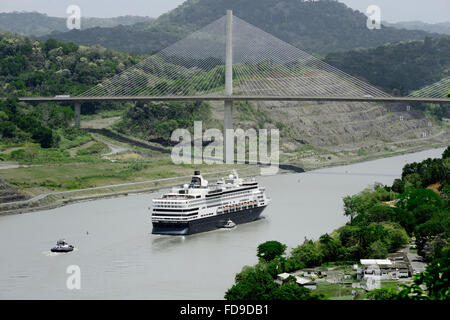 Grand navire de croisière en passant sous le pont du centenaire du Panama, Panama Canal Banque D'Images