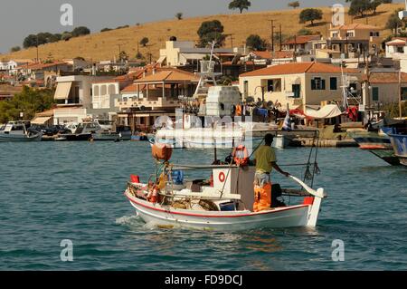 Bateau de pêche de partir de Kilada Harbour, l'Argolide, Péloponnèse, Grèce. Banque D'Images