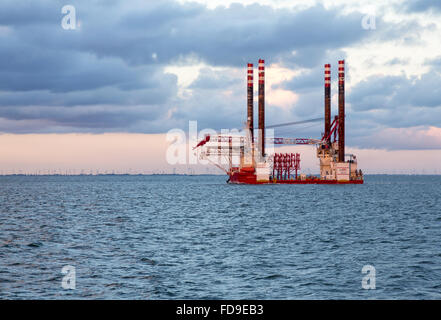 Cuxhaven, Allemagne, navire d'installation d'éoliennes en mer Banque D'Images