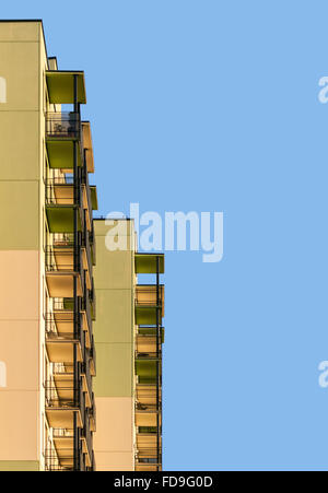 Abstract photo d'immeuble d'appartements modernes avec balcons contre le ciel bleu Banque D'Images