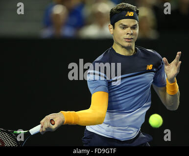 Melbourne, Australie. 29 janvier, 2016. Milos Raonic du Canada est en concurrence contre Andy Murray de Grande-Bretagne au cours de la demi-finale du simple messieurs à l'Open d'Australie de Tennis à Melbourne, Australie, le 29 janvier 2016. Credit : Bi Mingming/Xinhua/Alamy Live News Banque D'Images