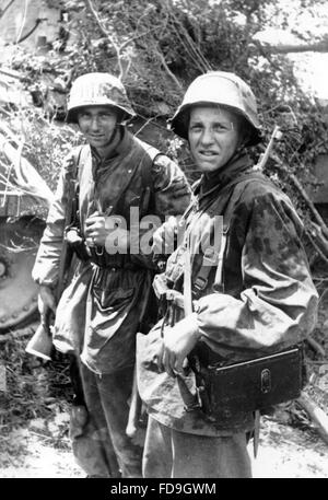 Deux dividendes blindés de 12th 'Jeunesse Hitler' de l'armée allemande pendant la bataille de Caen près de Tilly-sur-Seulles dans le nord de la France, juin 1944. La légende de la propagande nazie écrite au dos de la photo se lit comme suit : 'Battle zone Tilly. Ils sont devenus des hommes, ces jeunes grenadiers blindés SS de la division blindée SS « Hitler Youth ». Au cours du combat en Normandie, l'ennemi a souvent vu suffisamment de force et de bravoure. » Fotoarchiv für Zeitgeschichtee - PAS DE SERVICE DE FIL Banque D'Images