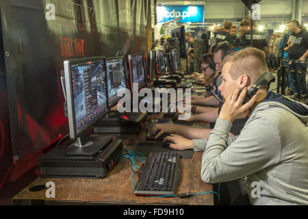 Poznan, Pologne, les visiteurs sur le site de la Scène de jeu de jouer aux jeux vidéo Banque D'Images