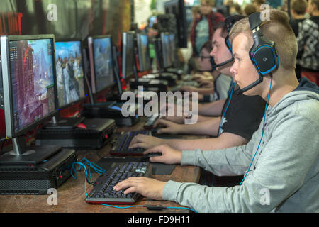 Poznan, Pologne, les visiteurs sur le site de la Scène de jeu de jouer aux jeux vidéo Banque D'Images