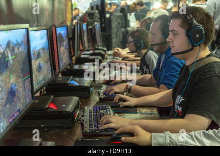 Poznan, Pologne, les visiteurs sur le site de la Scène de jeu de jouer aux jeux vidéo Banque D'Images