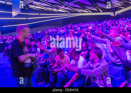 Poznan, Pologne, les visiteurs sur le jeu Arena Poznan Banque D'Images