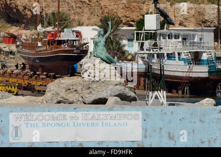 Mermaid statue sur le quai au port Pothia, Kalymnos, îles du Dodécanèse, Grèce. Banque D'Images