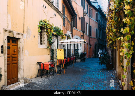 Une rue typique et rustique restaurant avec terrasse à Rome, Italie Banque D'Images