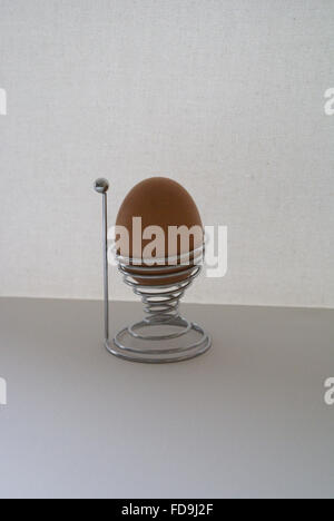 Oeuf dans tasse coquetier moderne fait de métal Banque D'Images