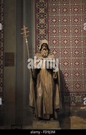 Statue de Saint Cyril (1937) par le sculpteur tchèque Břetislav Kafka dans l'église des Saints Cyrille et Méthode sur Karlinske square dans le quartier de Karlin à Prague, République tchèque. Banque D'Images