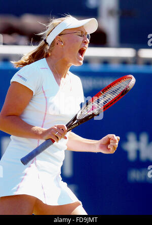 Elena Baltacha (maintenant décédé) pompes son poing après avoir gagné un point dans l'action contre Conchita Martinez au Hastings International Direct Tennis Championships à Devonshire Park Eastbourne 14 Juin 2005 Banque D'Images