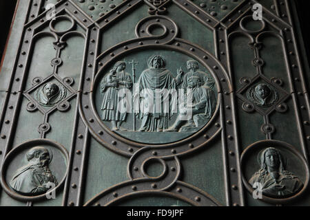 Saint Methodius prêcher à la population slave. Relief en bronze conçue par l'artiste tchèque Josef Mánes sur la porte principale de l'église des Saints Cyrille et Méthode sur Karlinske square dans le quartier de Karlin à Prague, République tchèque. Banque D'Images