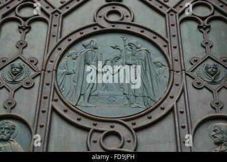 Baptême du duc Borivoj de Bohême par saint Méthode. Relief en bronze conçue par l'artiste tchèque Josef Mánes sur la porte principale de l'église des Saints Cyrille et Méthode sur Karlinske square dans le quartier de Karlin à Prague, République tchèque. Banque D'Images