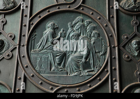 Saint Venceslas de Bohême avec un modèle de Saint Vitus Rotonde. Relief en bronze conçue par l'artiste tchèque Josef Mánes sur la porte principale de l'église des Saints Cyrille et Méthode sur Karlinske square dans le quartier de Karlin à Prague, République tchèque. Banque D'Images