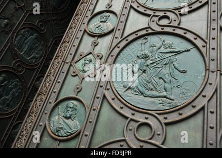 Assassinat de Saint Venceslas. Relief en bronze conçue par l'artiste tchèque Josef Mánes sur la porte principale de l'église des Saints Cyrille et Méthode sur Karlinske square dans le quartier de Karlin à Prague, République tchèque. Banque D'Images