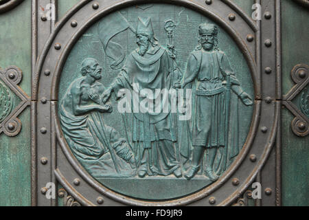 Saint Adalbert et le duc Boleslas II de Bohême. Relief en bronze conçue par l'artiste tchèque Josef Mánes sur la porte principale de l'église des Saints Cyrille et Méthode sur Karlinske square dans le quartier de Karlin à Prague, République tchèque. Banque D'Images