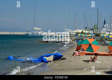 S'est effondré annexe gonflable utilisés par les migrants pour rejoindre la Grèce en provenance de Turquie sur la plage de la ville de Kos avec une touriste sunbathin Banque D'Images