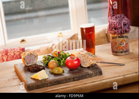 Un traditionnel Plowman's déjeuner sur une table de pub en bois prêt pour le déjeuner Banque D'Images