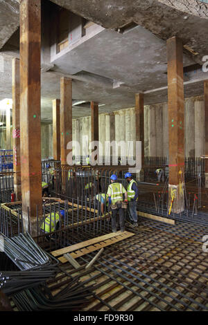 Construction d'une dalle de plancher du sous-sol en béton armé sur un grand développement commercial dans le centre de Londres, au Royaume-Uni. Banque D'Images
