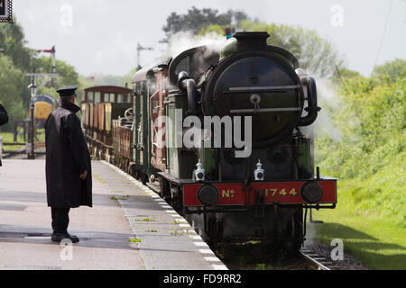 Chef de la cuve 1744 montres LNER courriers un court train de fret sur le Great Central Railway, Loughborough. Banque D'Images