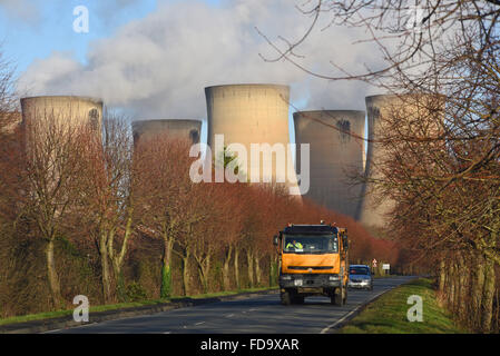 Camion circulant sur route en passant by drax power station drax uk Banque D'Images