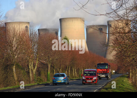 Camion circulant sur route en passant by drax power station drax uk Banque D'Images