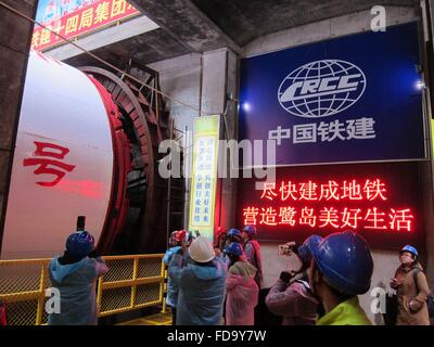 Xiamen. 29 janvier, 2016. Photo prise le 29 janvier 2016 présente le site de lancement du bouclier tunnelier pour la ligne 2 du système de transport ferroviaire à Xiamen, dans le sud-est de la province de Fujian en Chine. Une section de la ligne 2 du réseau de train de Xiamen deviendra le premier tunnel sous-marin du bouclier de métro. Le dispositif de tunneling pour la ligne 2 le coup d'ici vendredi. Credit : Wei Mianfeng/Xinhua/Alamy Live News Banque D'Images