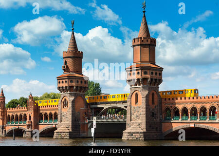 L'Europe, Allemagne, Berlin, Oberbaum Bridge à Berlin, Allemagne Banque D'Images